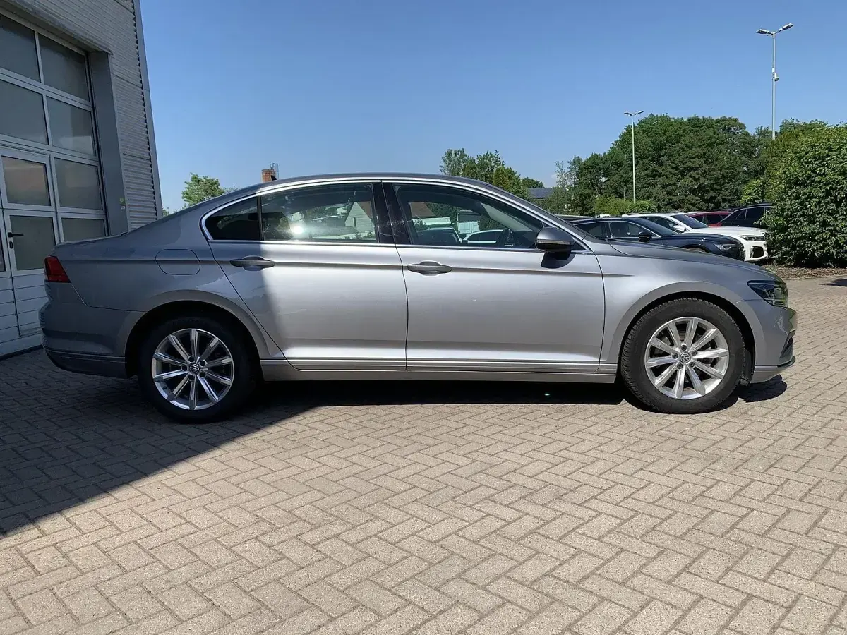 Gebraucht VW Passat 150 PS (110 kW) 2020 Silber Limousine