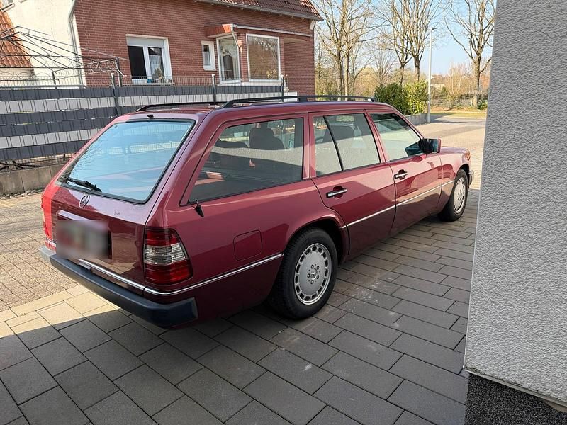 Gebraucht Mercedes E230 132 PS (97 kW) 1992 Rot Kombi