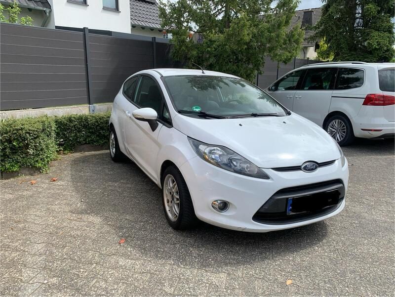 Weiß Gebraucht 2012 Ford Fiesta Kleinwagen | 2.300 € (Fairer Preis) - Bild 1/4