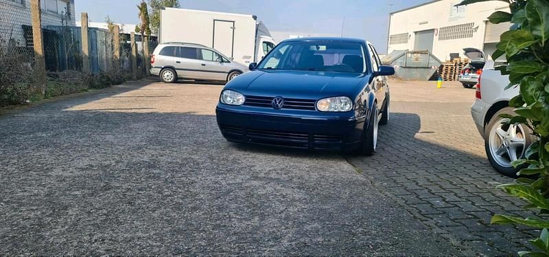 Blau Gebraucht 2002 VW Golf Limousine | 3.800 € (Etwas zu teuer) - Bild 1/4