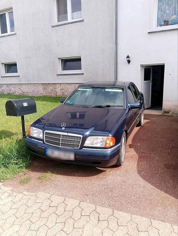 Blau Gebraucht 1995 Mercedes C180 Limousine | 1.700 € - Bild 1/4
