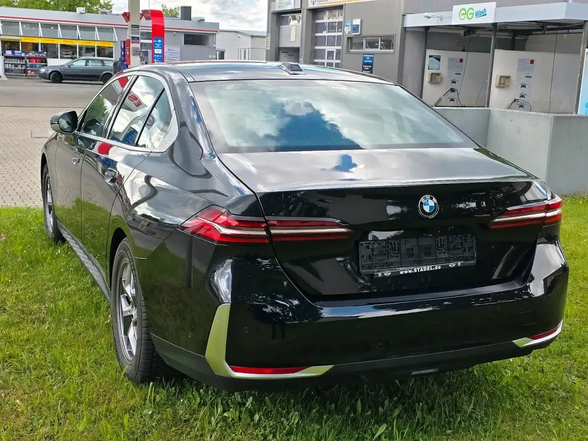 Second-hand BMW 520 190 CP (139 kW) 2024 Negru Berlinǎ