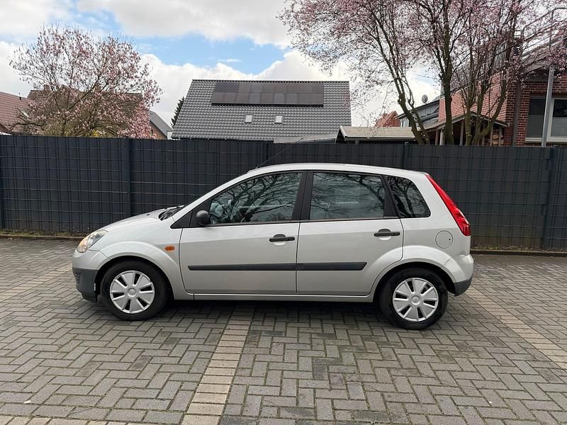 Gebraucht Ford Fiesta 69 PS (50 kW) 2007 Grau Kleinwagen