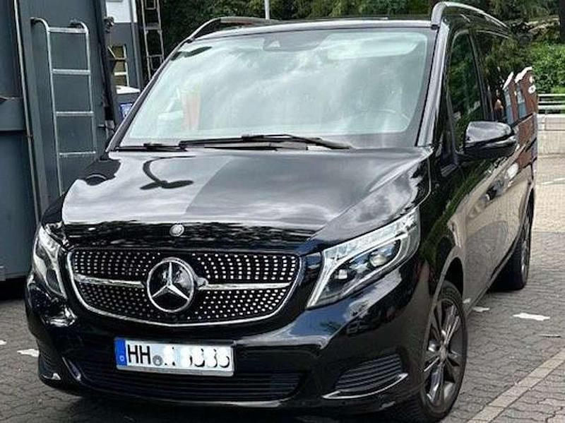 Schwarz Gebraucht 2017 Mercedes V220 Exclusive Van / Kleinbus | 28.900 € - Bild 1/4