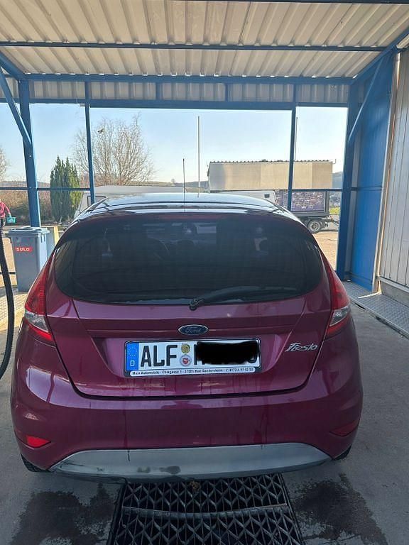 Gebraucht Ford Fiesta Ambiente 82 PS (60 kW) 2009 Rot Kleinwagen