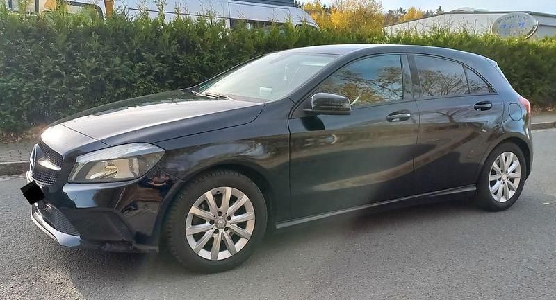 Gebraucht Mercedes A180 Style 122 PS (89 kW) 2016 Schwarz Limousine