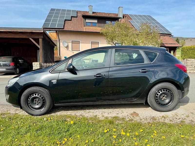 Usata Opel Astra 140 CV (102 kW) 2012 Nero Berlina