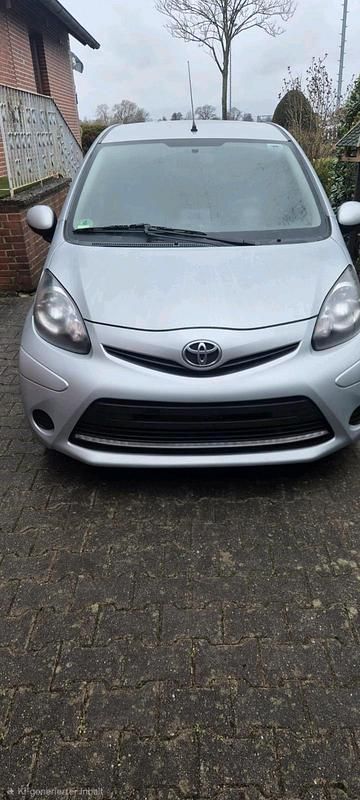 Gebraucht Toyota Aygo 68 PS (50 kW) 2013 Weiß Kleinwagen