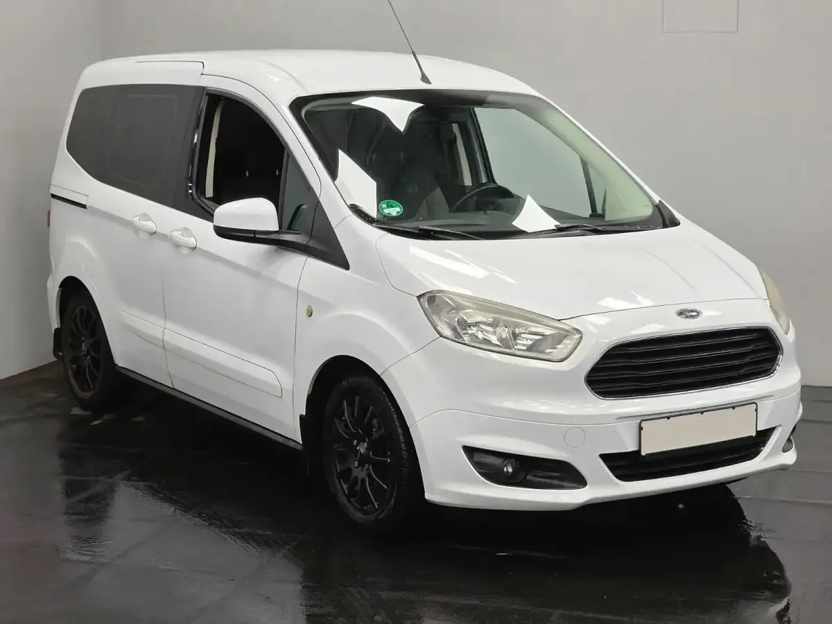 Gebraucht Ford Tourneo Courier Trend 101 PS (74 kW) 2015 Weiß Van / Kleinbus