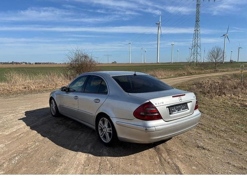 Gebraucht Mercedes E220 Elegance 150 PS (110 kW) 2002 Silber Limousine