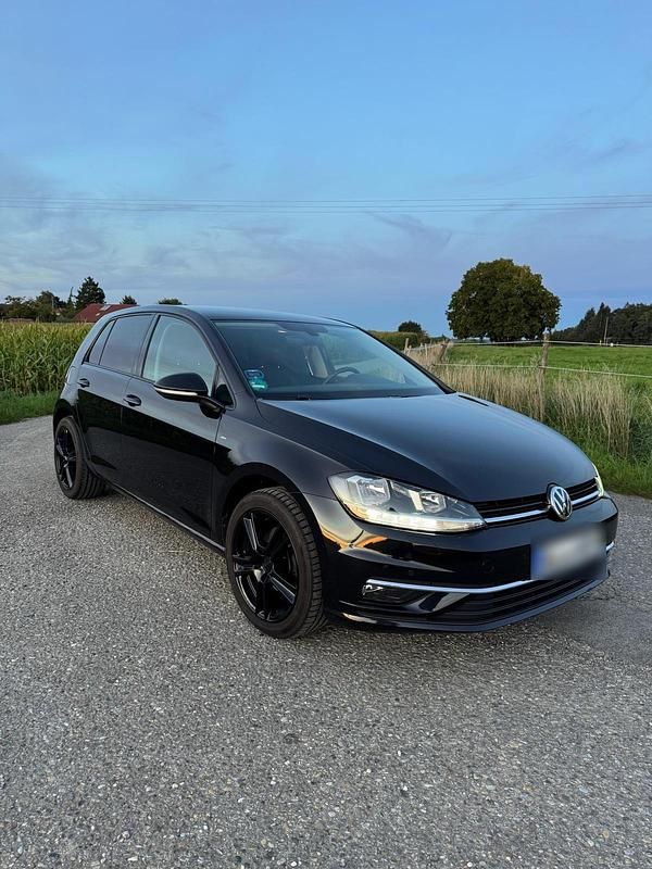 Schwarz Gebraucht 2018 VW Golf VII Kleinwagen | 14.000 € (Etwas zu teuer) - Bild 1/4