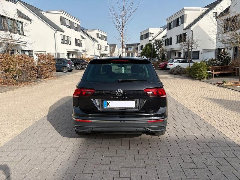 Gebraucht VW Tiguan Active 131 PS (96 kW) 2022 Schwarz SUV