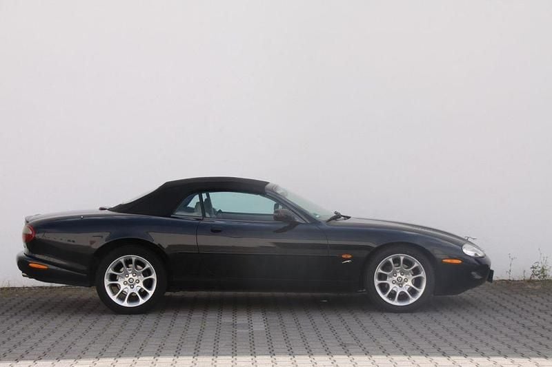 Używany Jaguar XKR 363 KM (266 kW) 1998 Czarny Kabriolet