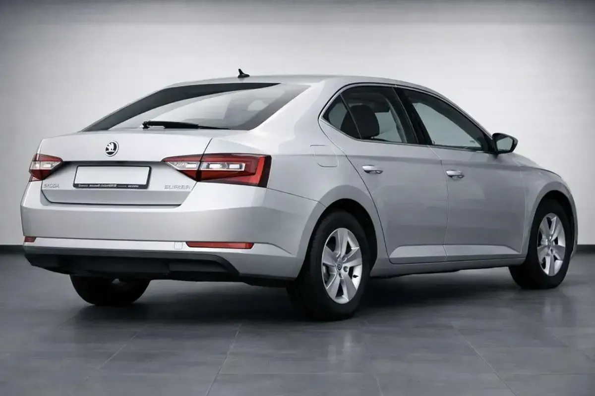 Gebraucht Skoda Superb Ambition 120 PS (88 kW) 2018 Brillantsilber metallic Limousine