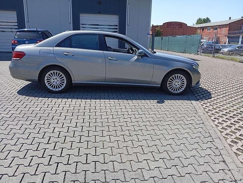 Grau Gebraucht 2014 Mercedes E220 Limousine | 11.650 € (Guter Preis) - Bild 1/4