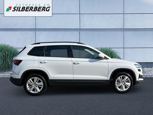 Gebraucht Skoda Karoq Selection 150 PS (110 kW) 2024 Moonweiß perleffekt SUV