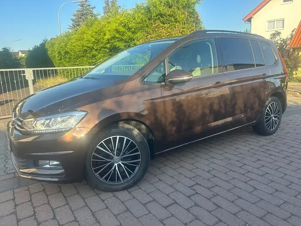 Gebraucht VW Touran Comfortline 150 PS (110 kW) 2015 Braun Van / Kleinbus