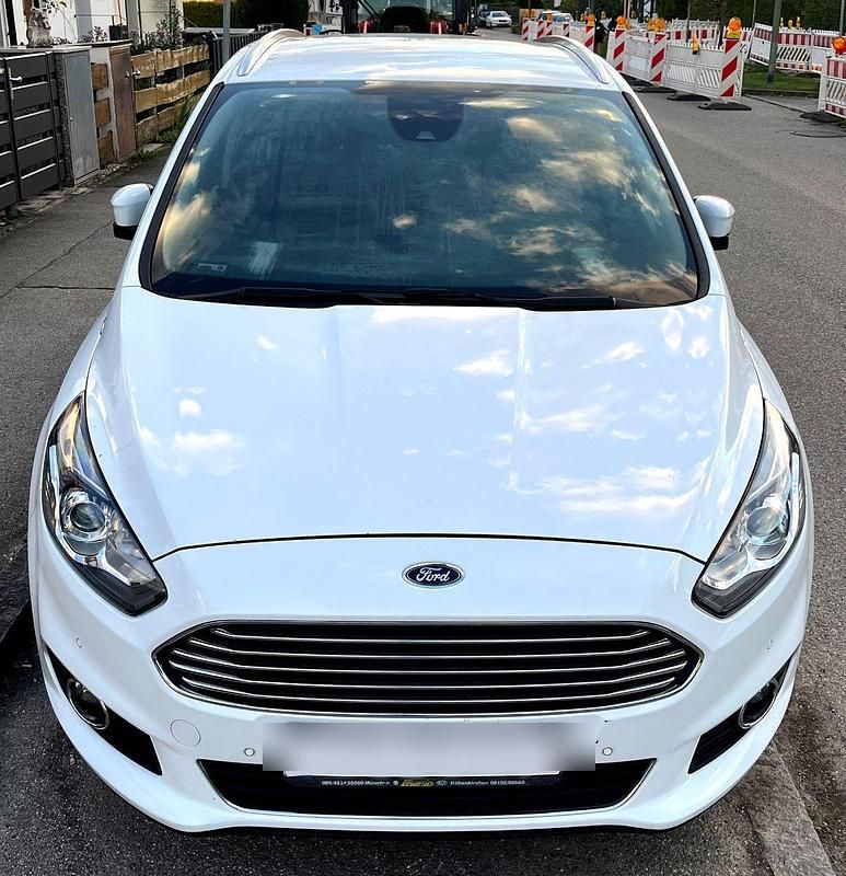 Weiß Gebraucht 2019 Ford S-MAX Titanium Van / Kleinbus | 14.800 € (Guter Preis) - Bild 1/4