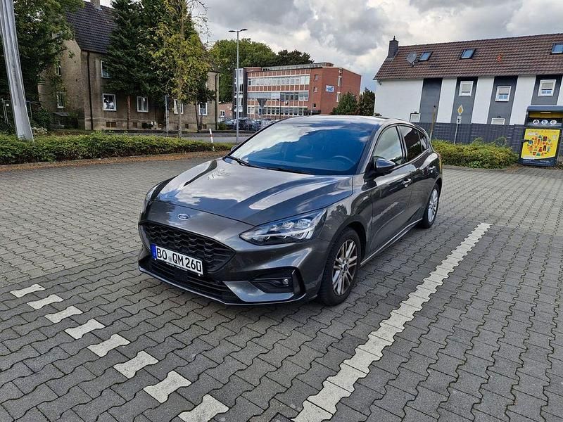 Grau Gebraucht 2021 Ford Focus ST-Line Limousine | 17.600 € - Bild 1/4