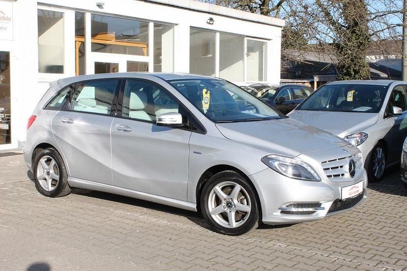 Gebraucht Mercedes B180 122 PS (89 kW) 2012 Silber Van / Kleinbus