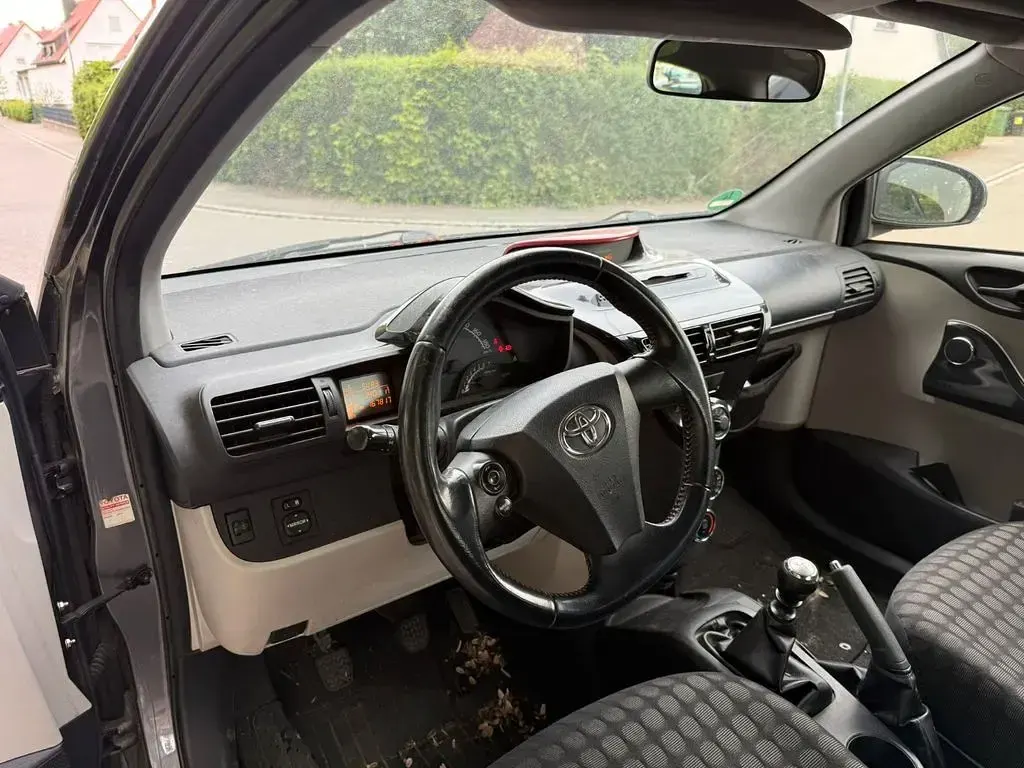 Gebraucht Toyota iQ 68 PS (50 kW) 2011 Grau Kleinwagen