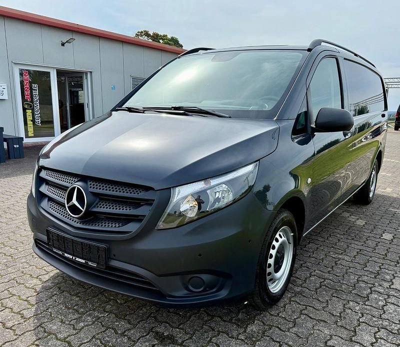 Grau Gebraucht 2019 Mercedes Vito Van / Kleinbus | 14.990 € - Bild 1/4