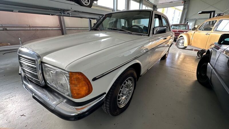 Weiß Gebraucht 1977 Mercedes 230 Limousine | 9.800 € - Bild 1/4