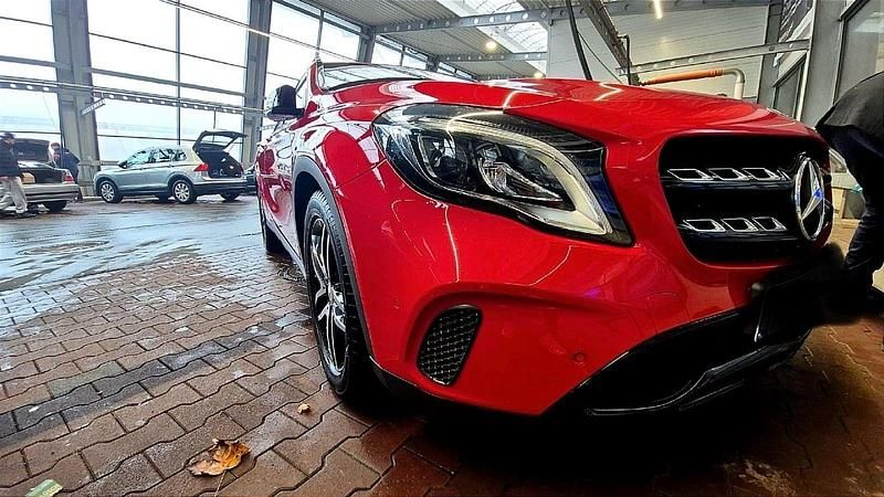 Gebraucht Mercedes GLA200 156 PS (114 kW) 2017 Rot SUV