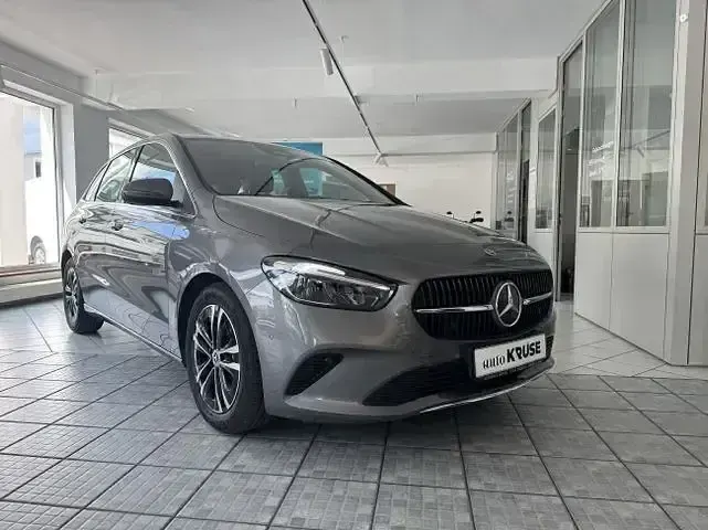 Gebraucht Mercedes B180 Advanced Plus 150 PS (110 kW) 2025 Mountaingrau  met. Van / Kleinbus