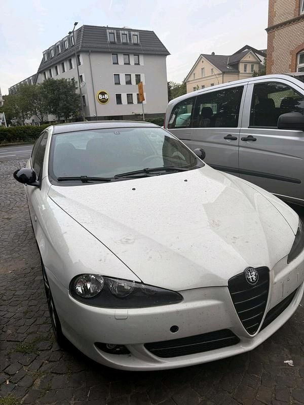 Weiß Gebraucht 2025 Alfa Romeo 147 Kleinwagen | 3.900 € (Guter Preis) - Bild 1/4