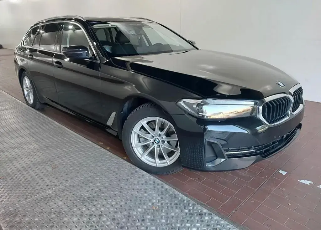 Gebraucht BMW 520 Performance 190 PS (139 kW) 2023 Schwarz Kombi