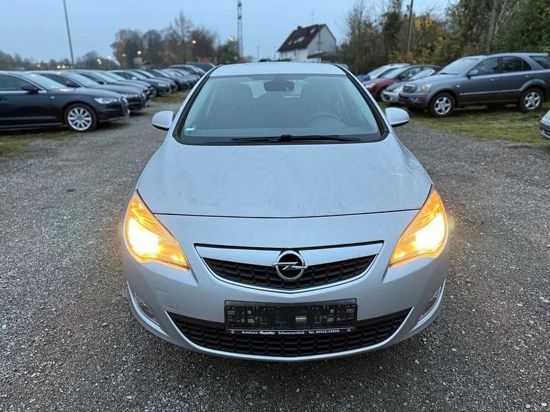 Grau Gebraucht 2010 Opel Astra Edition Limousine | 5.500 € (Fairer Preis) - Bild 1/4