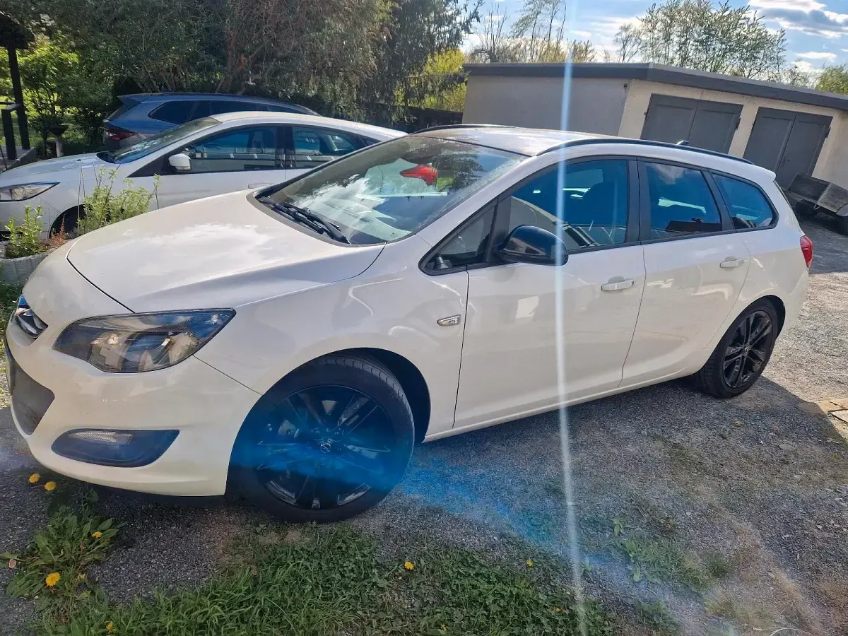 Gebraucht Opel Astra Edition 180 PS (132 kW) 2014 Weiß Kombi