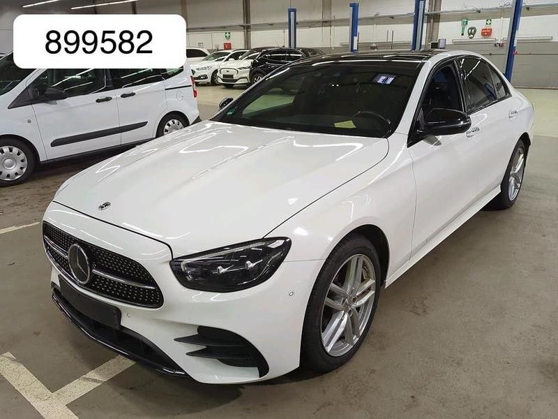 Weiß Gebraucht 2021 Mercedes E300 AMG line Limousine | 37.450 € (Teuer) - Bild 1/4