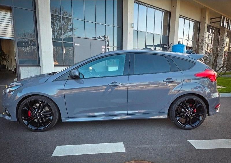 Gebraucht Ford Focus ST 250 PS (183 kW) 2018 Grau Limousine