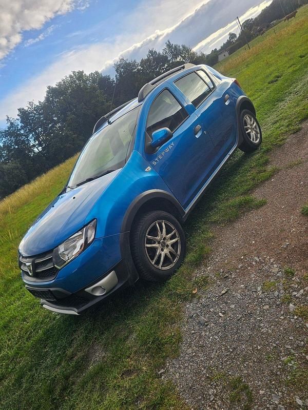 Blau Gebraucht 2015 Dacia Sandero Stepway SUV | 5.999 € (Etwas zu teuer) - Bild 1/4