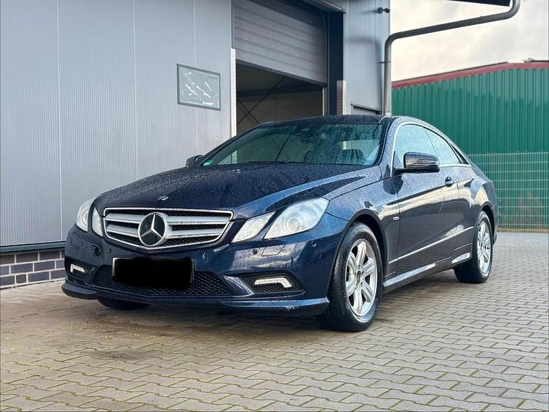 Blau Gebraucht 2010 Mercedes E350 AMG line Coupé | 14.500 € - Bild 1/1