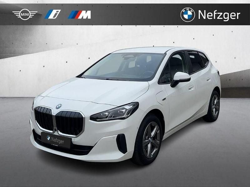 Weiss Gebraucht 2022 BMW 225 Active Tourer Sport Line Van / Kleinbus | 28.900 € (Guter Preis) - Bild 1/4