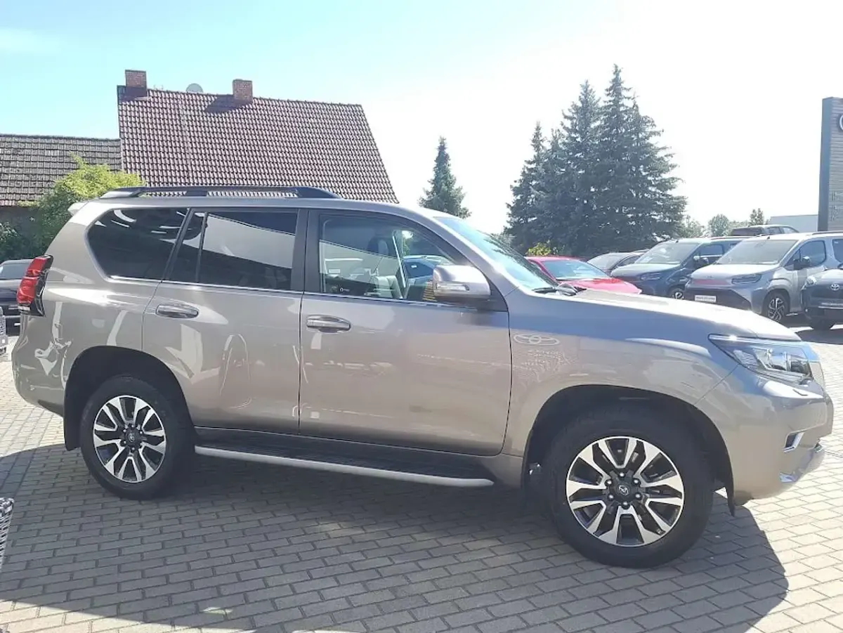 Gebraucht Toyota Land Cruiser Executive 204 PS (150 kW) 2022 Avantgarde bronze metallic SUV