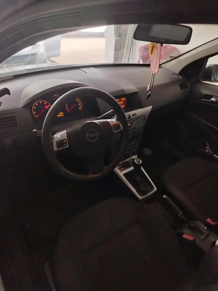Second-hand Opel Astra 90 CP (66 kW) 2009 Alb Hatchback