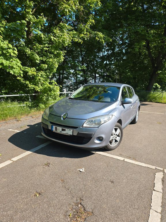 Silber Gebraucht 2009 Renault Mégane III Dynamique Limousine | 1.899 € (Fairer Preis) - Bild 1/4