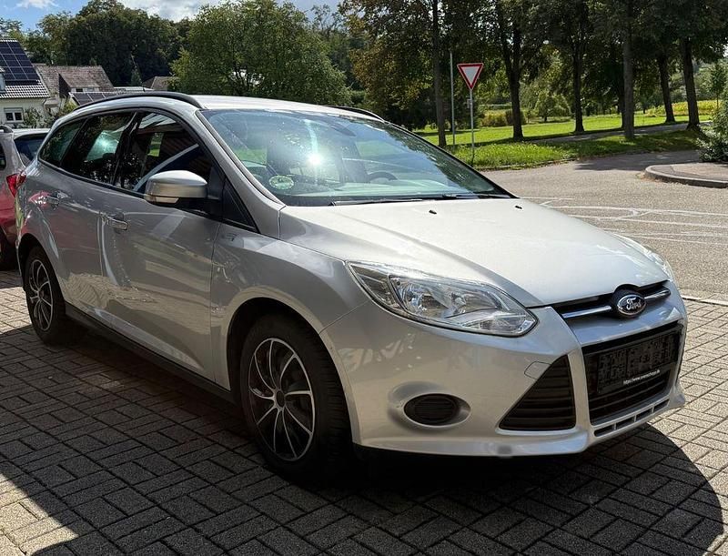 Silber Gebraucht 2013 Ford Focus Trend Kombi | 5.690 € (Fairer Preis) - Bild 1/4