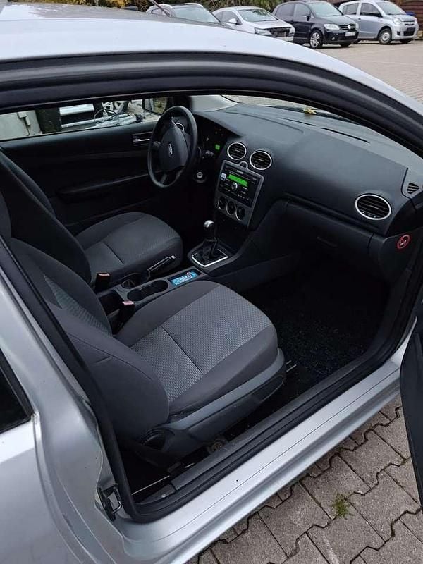 Gebraucht Ford Focus Trend 101 PS (74 kW) 2005 Silber Limousine