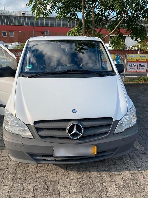 Weiß Gebraucht 2012 Mercedes Vito Van / Kleinbus | 8.300 € - Bild 1/4