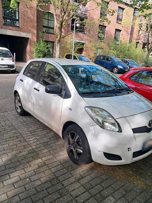 Gebraucht Toyota Yaris 69 PS (50 kW) 2010 Weiß Kleinwagen