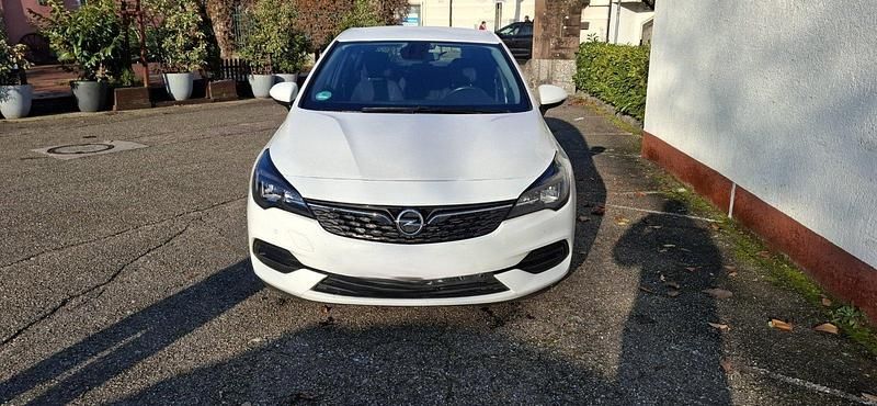 Weiß Gebraucht 2021 Opel Astra Limousine | 14.999 € (Fairer Preis) - Bild 1/4