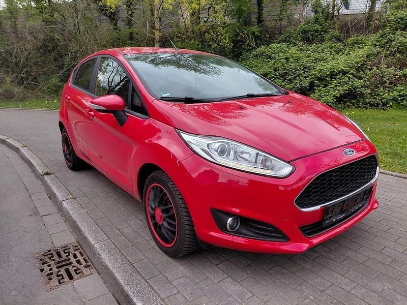 Gebraucht Ford Fiesta Trend 60 PS (44 kW) 2016 Rot Limousine