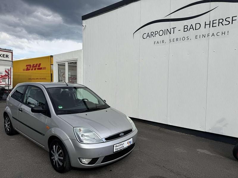Polarsilber metallic Gebraucht 2004 Ford Fiesta Ghia Kleinwagen | 1.750 € (Etwas zu teuer) - Bild 1/4