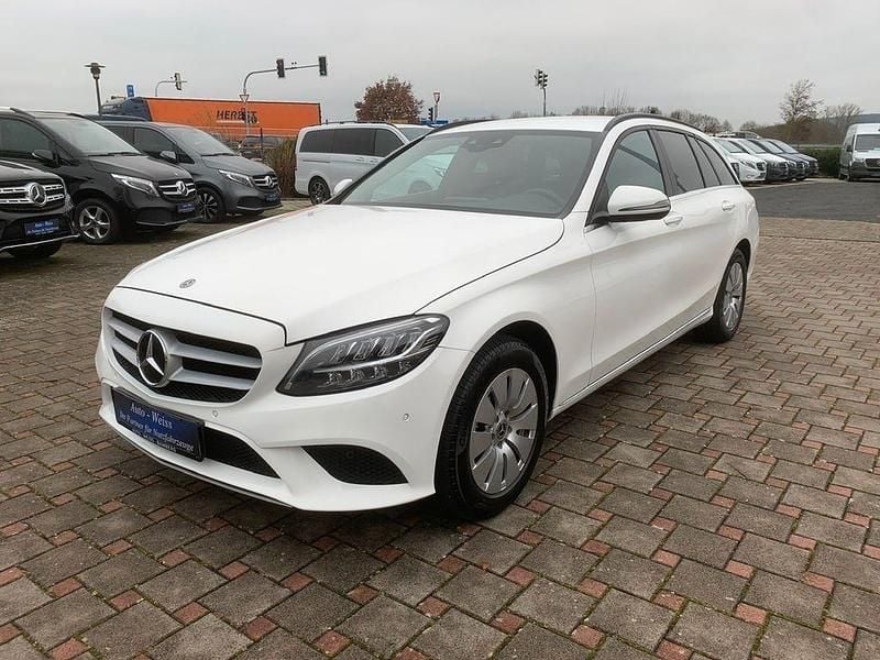 Weiß Gebraucht 2021 Mercedes C180 Limousine | 17.950 € (Fairer Preis) - Bild 1/4