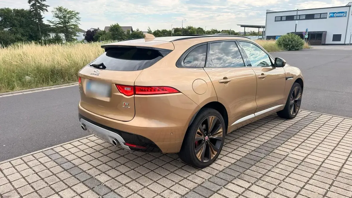 Gebraucht Jaguar F-Pace First Edition 306 PS (225 kW) 2017 Gold SUV